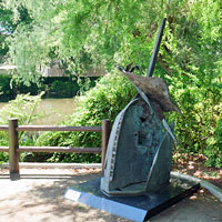 片倉城跡公園の彫刻−桑山賀行作1992年「風景-海-」（第13回西望賞受賞作品）
