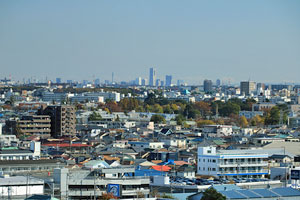 「グリーンタワー相模原」展望室から横浜方面を見る