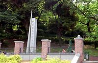 元町公園−「塗装発祥の地」碑