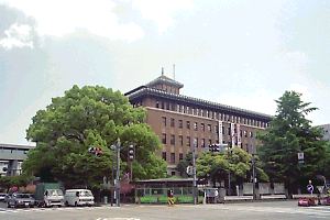 横浜市開港記念会館側から見る神奈川県庁本庁舎