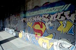 東急線の高架下のストリートアート