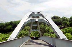 多摩東公園側から見る弓の橋