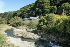 上椚田橋から見る南浅川と京王線