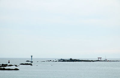 名島の鳥居と裕次郎灯台