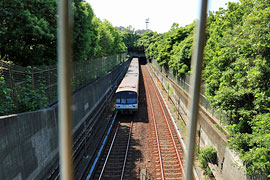 牛久保西公園横で横浜市営地下鉄を見下ろす