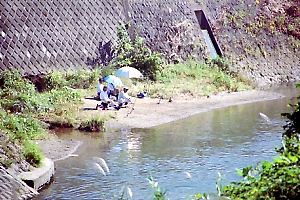 鶴見川河畔の釣り人